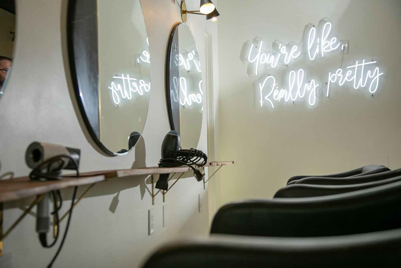 Los Angeles best hair salons guide inside salon sign